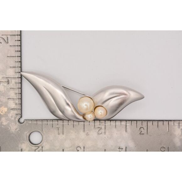 Givenchy Vintage Leaf Pin Brooch Brushed Silver Pearl Chunky Signed 1980s Bin1 - Picture 12 of 12
